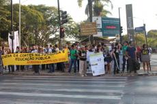 Ato na portaria da UFMG contra os cortes em Cincia